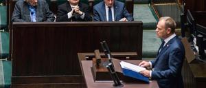 PiS-Parteichef Jaroslaw Kaczynski (Mitte) horcht einer Rede von Regierungschef Donald Tusk. (Archivfoto)