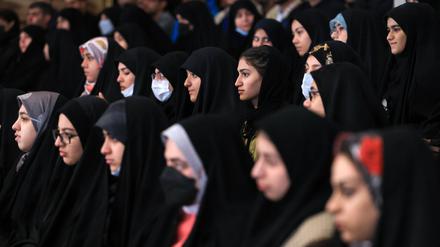 Studentinnen an der Universität von Teheran während einer Rede des Präsidenten.  