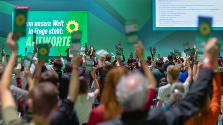  Delegierte geben Ihre Stimme per Karte im stehen ab, da in der Ergebnisfindung keine eindeutige Mehrheit erkennbar war. Der Parteitag von Bündnis 90/Die Grünen im WCCB in Bonn ist die 48. Bundesdelegiertenkonferenz BDK der Partei. 