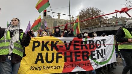 EIn Banner in der Demonstration in Berlin-Kreuzberg.