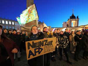 Demo gegen Rechts in Potsdam.
Am 25. Februar um 16:30 Uhr organisierte die zivilgesellschaftliche Initiative “Zusammen gegen Rechts” in der Potsdamer Innenstadt eine Demonstration und Lichteraktion gegen den Rechtsruck und die Bedrohung der Demokratie durch die AfD.