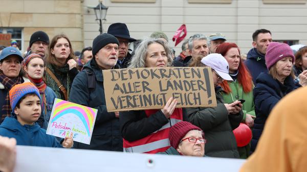 Demo "Gemeinsam Hand in Hand – #WirSindDieBrandmauer" auf dem Alten Markt in Potsdam.
Potsdam schließt sich - dem Aufruf aus Berlin folgend - der Brandmauer gegen rechts an!