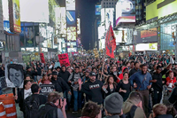 Die Demonstranten in New York bekunden ihre Solidarität mit den Menschen in Baltimore, die nach dem Tod von Freddie Gray auf die Straßen gegangen waren.