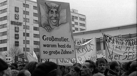 Die Aufarbeitung der DDR-Geschichte begann mit den Demonstrationen im November 1989. 