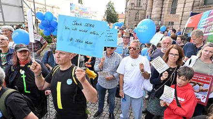 Unter dem Titel „Sozial in Potsdam“ hatte ein Bündnis verschiedener Träger zur Kundgebung vor das Rathaus gerufen. 