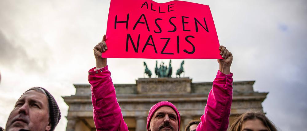Demonstranten mit Schildern bei einer Demonstration gegen rechts auf dem Pariser Platz am Brandenburger Tor am 14. Januar 2024 in Berlin.