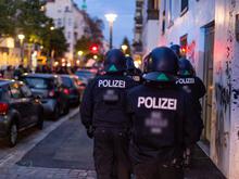 Drei Jahre nach Räumung von „Liebig 34“: Vermummte werfen Pyro auf Polizisten in Rigaer Straße in Berlin-Friedrichshain