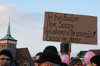 Demonstranten gegen Rassismus auf der Friedensbrücke in Bautzen