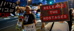 Familienangehörige fordern bei einer Demonstration in Tel Aviv am Wochenende Rücksicht auf die verschleppten Geiseln zu nehmen.