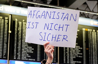 Protest gegen eine Abschiebung nach Afghanistan am Flughafen Frankfurt/Main im Dezember 2016