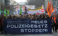Teilnehmer einer Demonstration des Bündnisses gegen das neue Brandenburger Polizeigesetz laufen durch Potsdam.