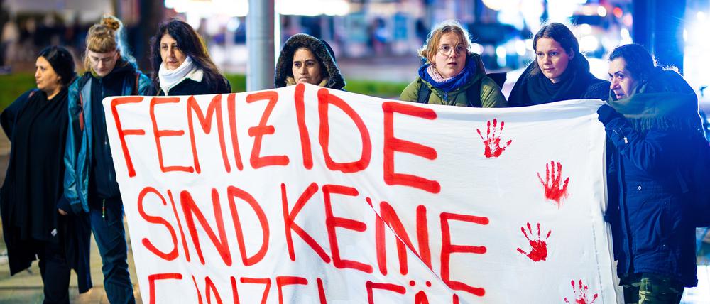 Menschen nehmen, anlässlich der Tötung einer jungen Frau in Hannover, an einer Demonstration gegen Femizide teil. Foto: dpa/Moritz Frankenberg
