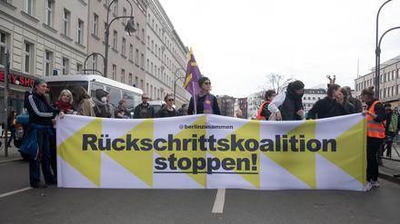 18.03.2023, Berlin: Teilnehmer halten ein Banner mit der Aufschrift «Rückschrittskoalition stoppen!» während einer Demonstration gegen  eine CDU-SPD-Regierung in Berlin am Hermannplatz. Aufgerufen zu dem Protest haben verschiedene Initiativen. Foto: Paul Zinken/dpa +++ dpa-Bildfunk +++