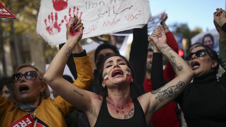 Iranische Frauen während einer Demonstration in der Türkei.