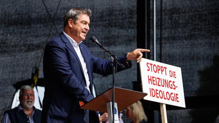 Markus Söder (CSU), Parteivorsitzender und Ministerpräsident von Bayern, spricht bei einer Demonstration gegen die Klima-Politik der Ampelregierung.