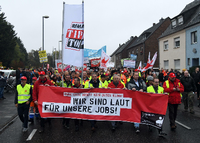 ehrere tausend Menschen demonstrieren in Bergheim für den Erhalt der Braunkohleförderung.