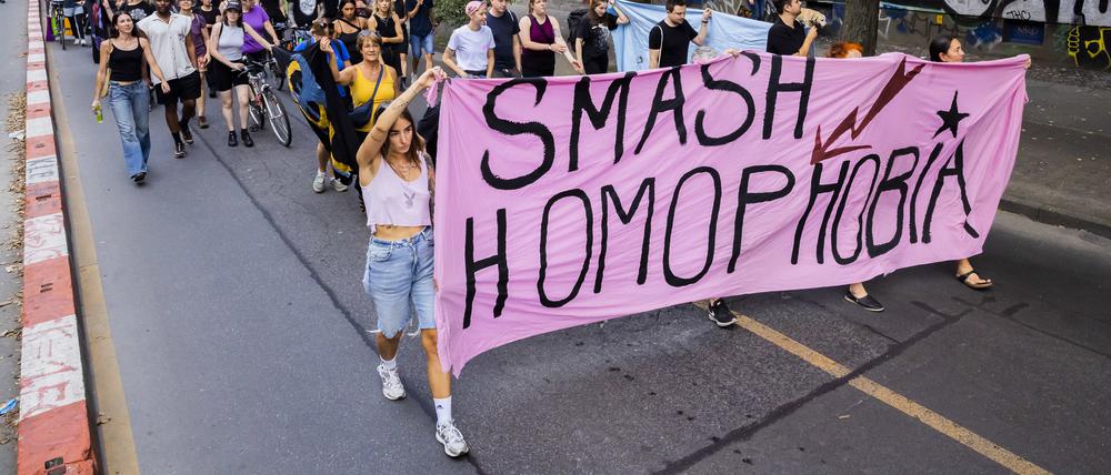17.08.2023, Berlin: Der Zug einer Demonstration gegen queerfeindliche Gewalt zieht anlässlich eines Angriffs auf zwei Frauen am 6. Juli 2023 durch Berlin-Kreuzberg. Auf dem Banner ist zu lesen «Smash Homophobia» (Homophobie zerschmettern). Foto: Christoph Soeder/dpa +++ dpa-Bildfunk +++