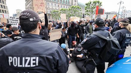 Polizeikräfte bei einer Demonstration gegen Rassismus und Polizeigewalt 2020 in Hamburg.