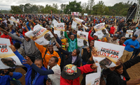 Demonstranten tanzen, singen und skandieren Anti-Mugabe-Slogans in Harare.