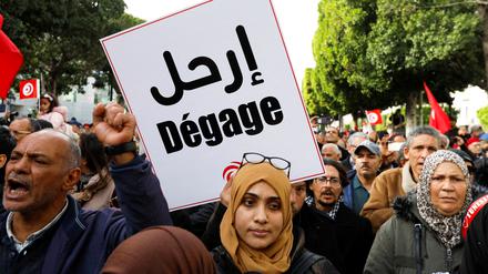 „Verschwinde“ steht auf dem Plakat der Gegner von Präsident Saied, die vor der Wahl zu einem zahnlosen Parlament in Tunis demonstrieren.