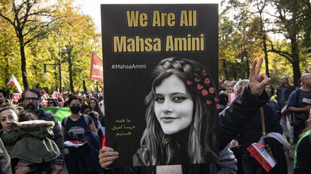 Ein Teilnehmer der Großdemonstration „Solidarität mit den Protestierenden im Iran“ hält in Berlin ein Plakat mit der Aufschrift „We Are All Mahsa Amini“.   