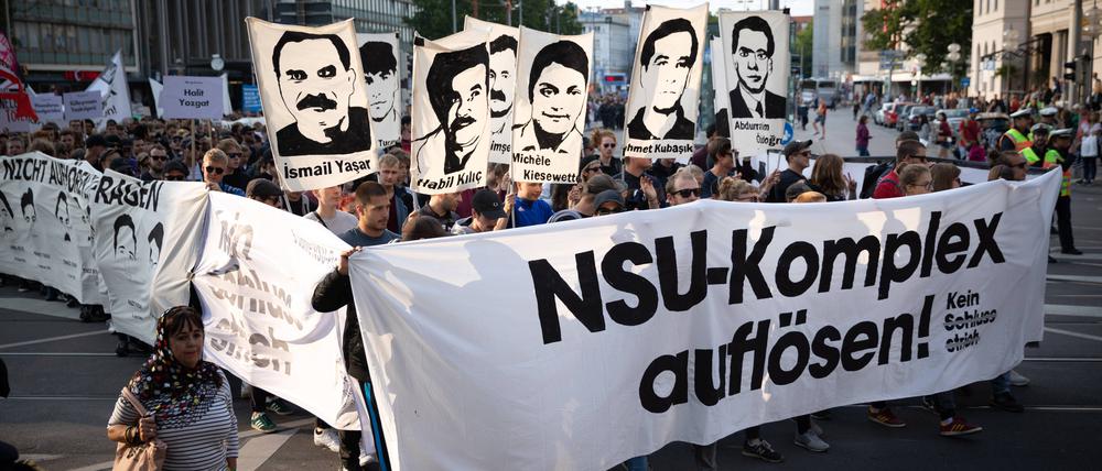 Die Gesichter der Opfer. Mehrere tausend Menschen protestieren nach der Urteilsverkündung im NSU-Prozess.