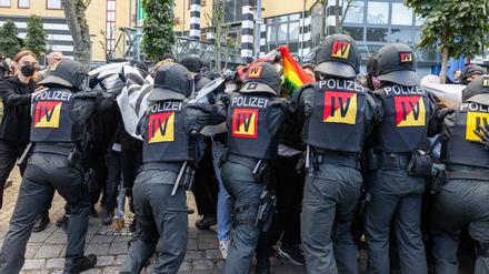 Polizeibeamte drängen Demonstrationsteilnehmende in Weil am Rhein am 21. Oktober zurück.