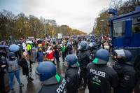 Ende April kam es in Berlin zu Demonstrationen und Aussschreitungen der Querdenken-Bewegung gegen die Coronamaßnahmen.