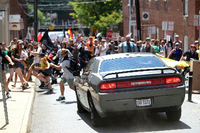 Ein Auto fährt in Charlottesville am Rande einer Kundgebung von Rechtsextremisten in eine Gruppe von Gegendemonstranten.