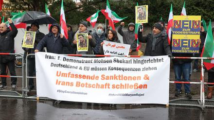 Mitglieder vom Nationalen Widerstandsrat Iran demonstrieren vor der Iranischen Botschaft gegen die Hinrichtung von Mohsen Schekari (23), der wegen seiner Teilnahme an Bürgerprotesten im Iran hingerichtet worden sein soll.