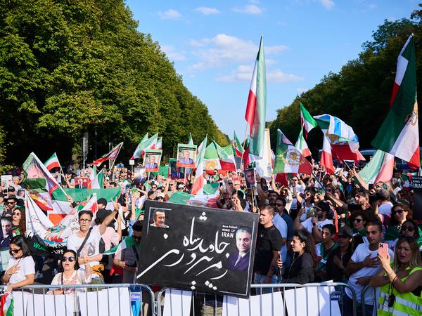 Demonstrantinnen und Demonstranten versammeln sich anlässlich des Todestages von Jina Mahsa Amini im Iran an der Siegessäule in Berlin.