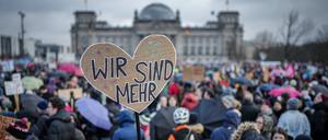 „Wir sind mehr“ steht auf einem Schild bei einer Demonstration gegen Rechtsextremismus in Berlin.