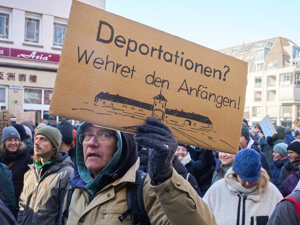 20.01.2024, Rheinland-Pfalz, Koblenz: „Deportationen ? Wehret den Anfängen!“ ist über einer Zeichnung des Konzentrationslagers Auschwitz auf einem Schild bei einer Demo gegen Rechts zu sehen.