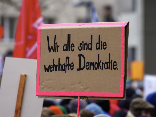 Viele Deutsche sehen den Rechtsextremismus aktuell als die größte Gefahr für die Demokratie an. 