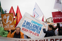 Verschiedene Aktionsbündnisse stehen am 07.10.2015 mit Fahnen mit der Auschrift "Stop TTIP" vor dem Brandenburger Tor in Berlin, um für eine geplante Großdemonstration am 10.10.2015 gegen die Handelsabkommen TTIP und CETA zu werben.