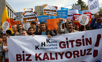 "Willkürliche Zerstörung" durch die massenhafte Entlassung von Akademikern beklagen diese Demonstrantinnen in Ankara - und fordern "Ausbildungssicherheit".