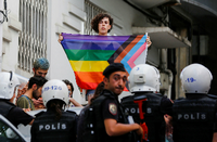 Queere Menschen demonstrierten trotz Verbots in Istanbul für ihre Rechte