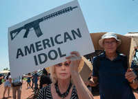 Demonstranten protestieren in El Paso gegen die amerikanischen Waffengesetze.