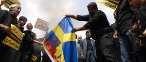 Wut in Teheran: Nach der Koranschändigung in Stockholm zündeten Demonstrierende im Iran schwedische Flaggen an. 