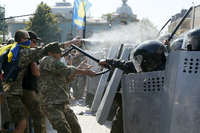 Konfrontation zwischen Demonstranten und Polizei vor dem ukrainischen Parlament in Kiew.