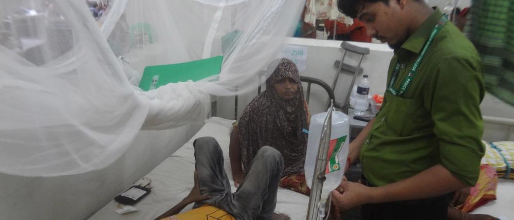 In der Dengue-Fieber-Station des Shaheed Suhrawardy Medical College & Hospital in Dhaka werden Menschen mit Dengue-Fieber-Symptomen behandelt. 