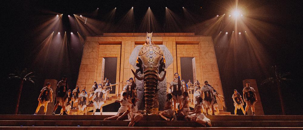 Große Bühne, Massenszenen und ein künstlicher Elefant. 