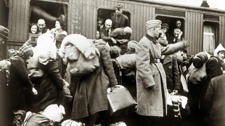 Deutsche Juden warten auf die Deportation mit dem Zug nach Riga, wo viele von ihnen ermordet wurden. Am 12. und 13. Dezember 1941 wurden die ersten Judentransporte aus der preußischen Provinz Westfalen vom Bielefelder Bahnhof nach Riga geschickt.