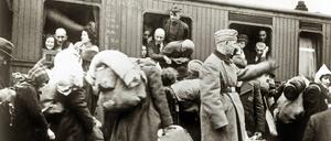 Deutsche Juden warten auf die Deportation mit dem Zug nach Riga, wo viele von ihnen ermordet wurden. Am 12. und 13. Dezember 1941 wurden die ersten Judentransporte aus der preußischen Provinz Westfalen vom Bielefelder Bahnhof nach Riga geschickt.