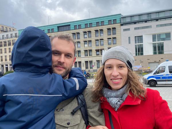 Der 34-jährige Maciej und die 35-jährige Milena am Pariser Platz am Tag der Polnischen Parlamentswahlen.