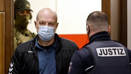 Der Angeklagte und frühere Reemtsma-Entführer Thomas Drach soll vier Geldtransporter in Köln, Frankfurt am Main und Limburg überfallen haben. 