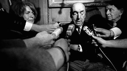 Pablo Neruda (M.) 1971 kurz nach der Ernennung zum Literatur-Nobelpreisträger. 