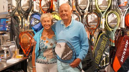 Der frühere Tennisprofi Hans-Joachim Plötz und seine Frau Gisela in ihrem Berliner Sportgeschäft "Hajo Plötz".