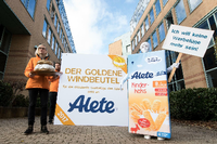 Aktivisten der Organisation foodwatch vor dem Firmensitz des Babynahrungsherstellers Alete in Bad Homburg (Hessen).
