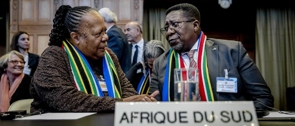 Südafrikas Außenministerin Naledi Pandor und Vusimuzi Madonsela, der südafrikanische Botschafter in den Niederlanden, während eines Urteils des Internationalen Gerichtshofs (IGH) über einen Antrag Südafrikas auf Notfallmaßnahmen für Gaza. 